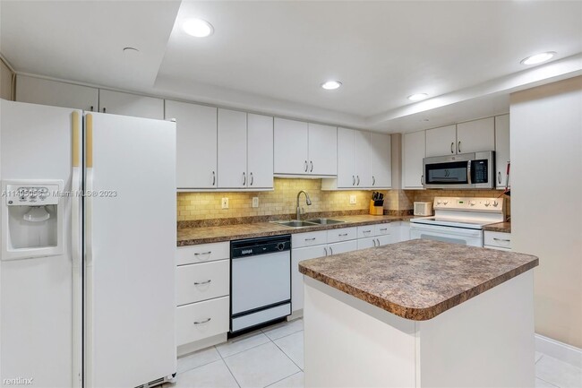 Building Photo - 2 br, 2 bath Condo - 3200 Port Royale Dr N...