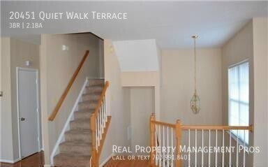 Building Photo - Charming 3 Bedroom 2.5 Bath End Unit For R...