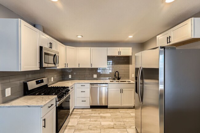 Foto del edificio - Evolve Real Estate: Remodeled 3 Bed Home In Mar Lee available JULY 2026!