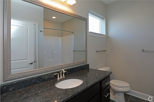 Master bathroom - 340 Continental Cir