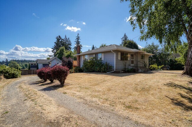 Building Photo - Wonderful 4 bedroom, 2 Bath on Oversized l...