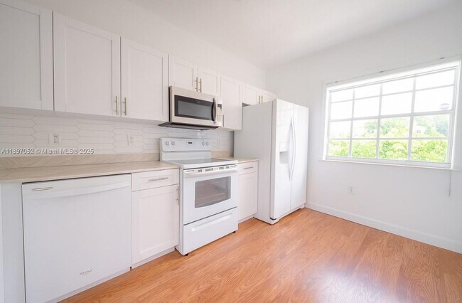 Foto del edificio - 5670 NW 116th Ave