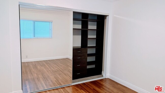 Foto del edificio - 1728 S Robertson Blvd