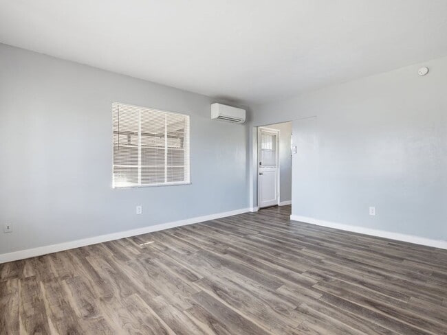 Building Photo - 2 Bed 1 Bath with covered parking!