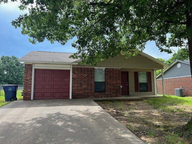 Building Photo - "Charming 3-Bedroom with 2 Full Baths in Fort Smith – 1226 Sq Ft of Cozy Living!"