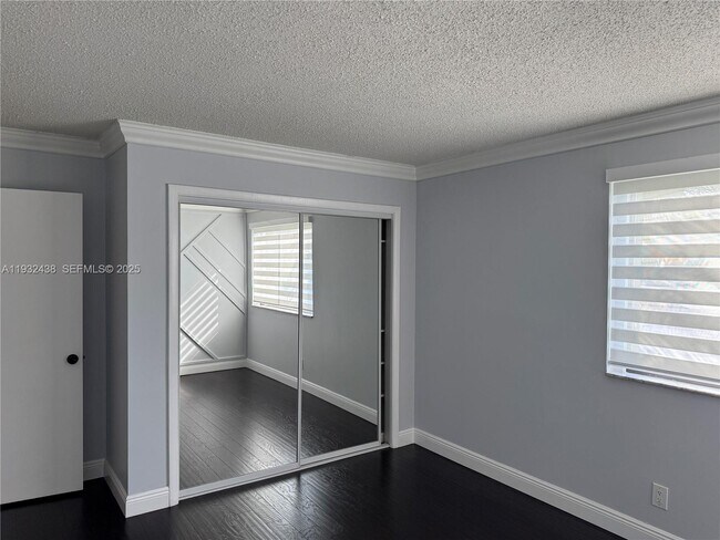 Foto del edificio - 185 Lakeview Dr