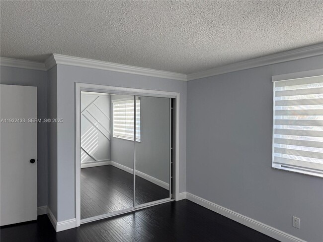 Building Photo - 185 Lakeview Dr