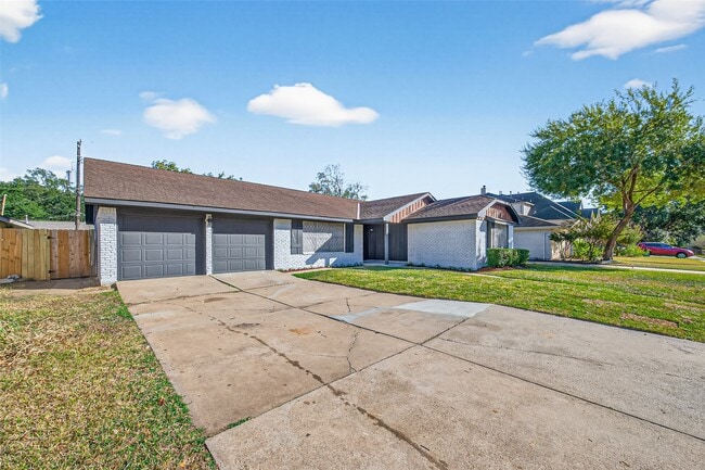 Building Photo - 9011 Landsdowne Dr