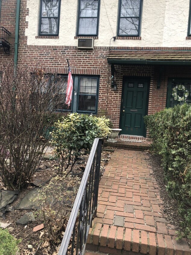 Primary Photo - 2-67 Burns St