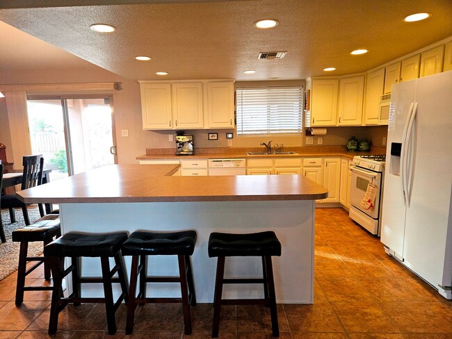 Building Photo - Golf course home for rent