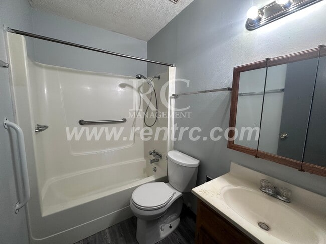 Building Photo - 1005-8 Oak-