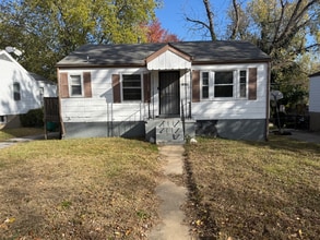 Building Photo - 10112 Cloverdale Dr