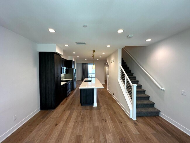 Foto del edificio - Fantastic 3 Story Townhome - 2 bedrooms - ...