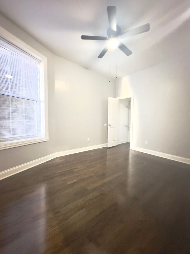 Foto del edificio - 908 W Montrose Ave