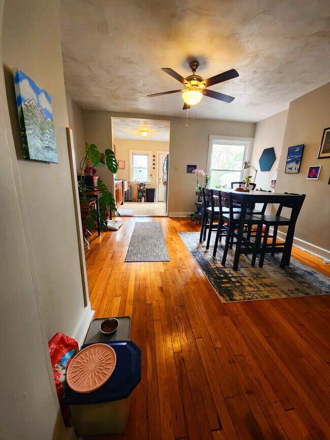 Foto del edificio - 5846 Burchfield Ave