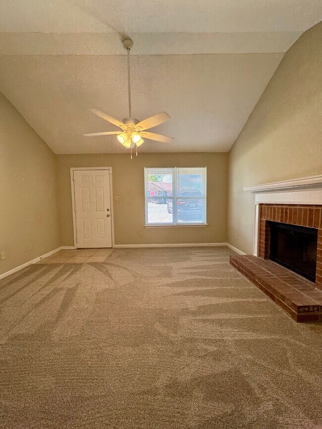 Foto del edificio - Charming 3 Bedroom, 2 Bath Home Available Now!