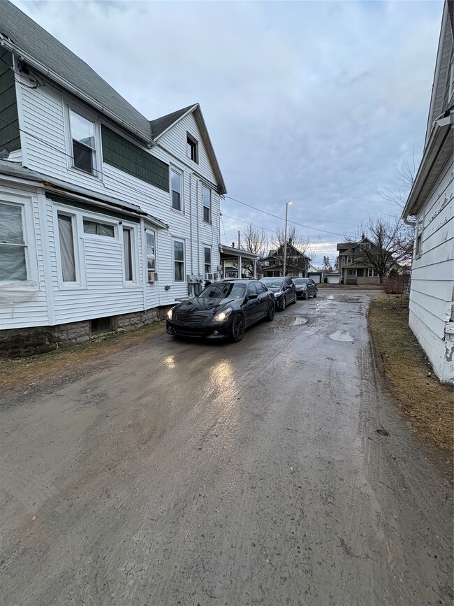 Building Photo - 519 E Main St