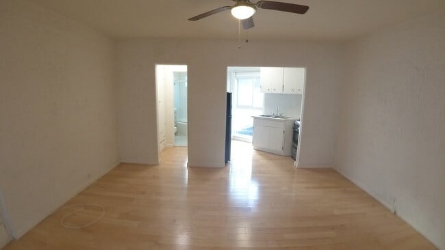 Building Photo - 485 S Roxbury Dr