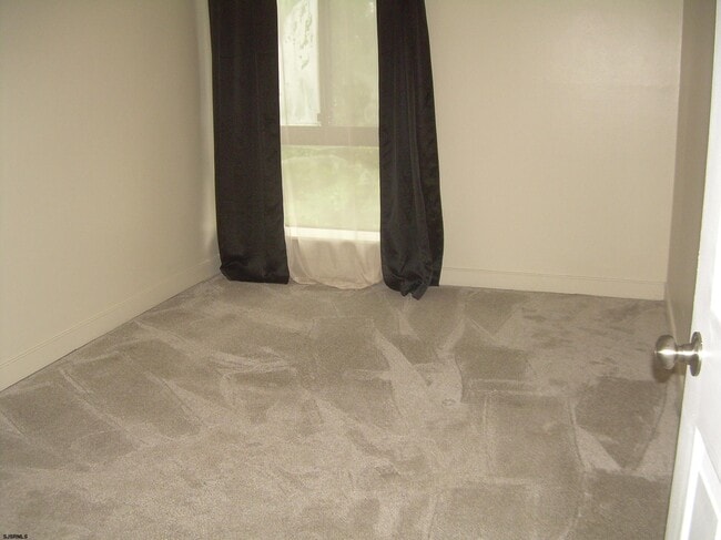 Building Photo - 303 Meadowbrook Dr