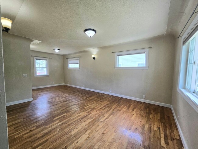 Building Photo - Beautiful 2 bedroom 1 bath Upstairs unit