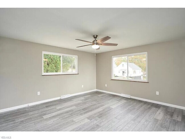 Living Room - 406 E Lake Ave