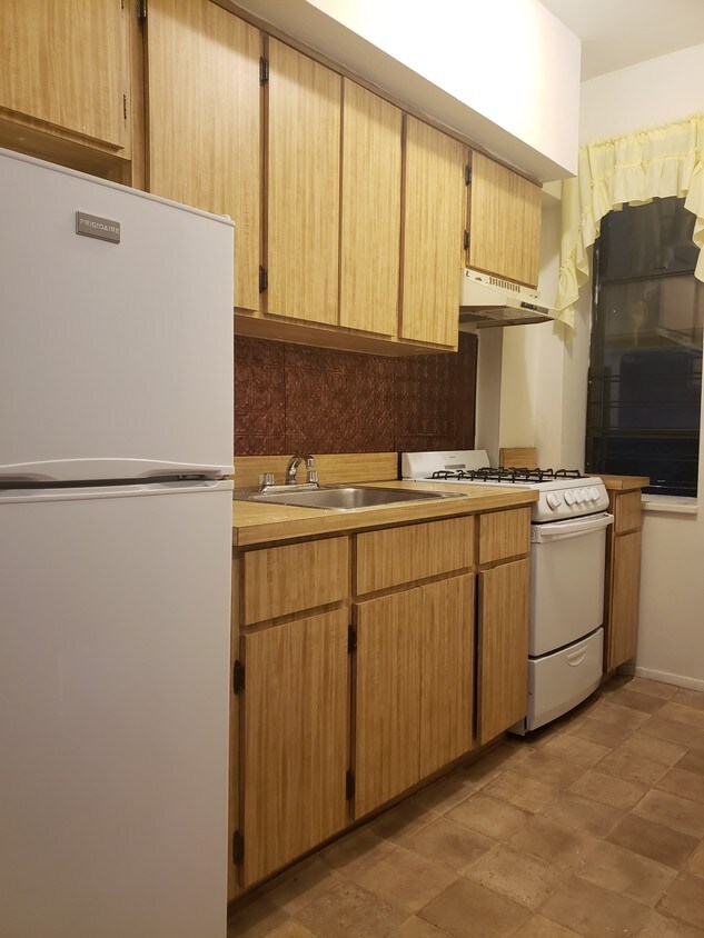 Kitchen - 408 E 79th St