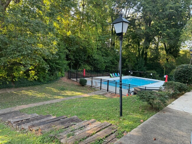 Building Photo - 412 Sycamore Dr