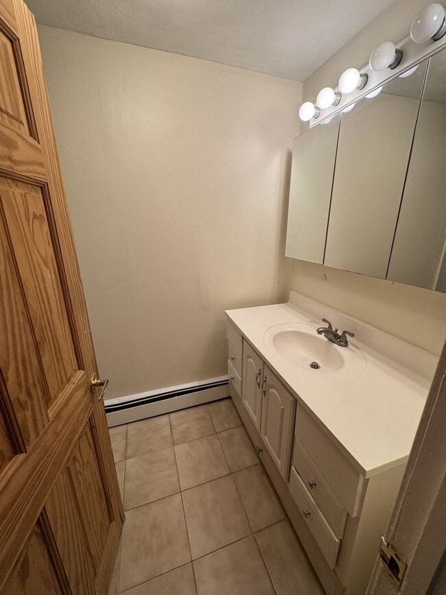 Building Photo - 1bed apartment in Watertown available in 9/1