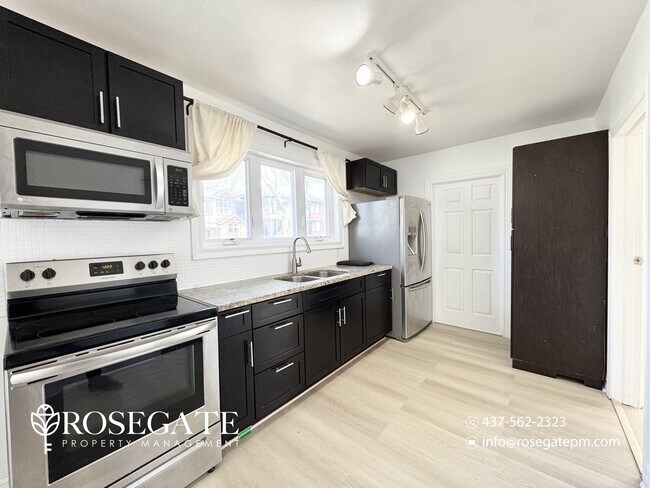 Photo du bâtiment - All-Inclusive 2-Bedroom Main Level Apartment with Porch & Backyard – Pet Friendly – Etobicoke
