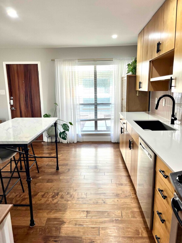 Foto del edificio - 4616 W Lovers Ln