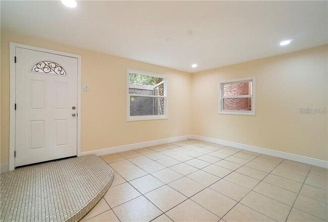 Building Photo - 445 Shine Ave