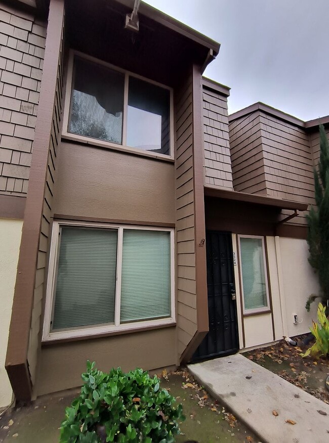 Building Photo - Available Now! Beautifully Remodeled 2 Story Condo located in Sacramento!