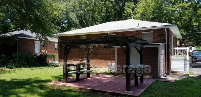 Photo - 1533 Alder Ln SW House