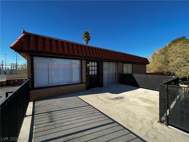Foto del edificio - 6630 Bubbling Brook Dr
