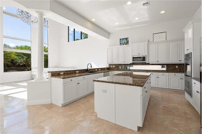 Foto del edificio - 10546 Versailles Blvd