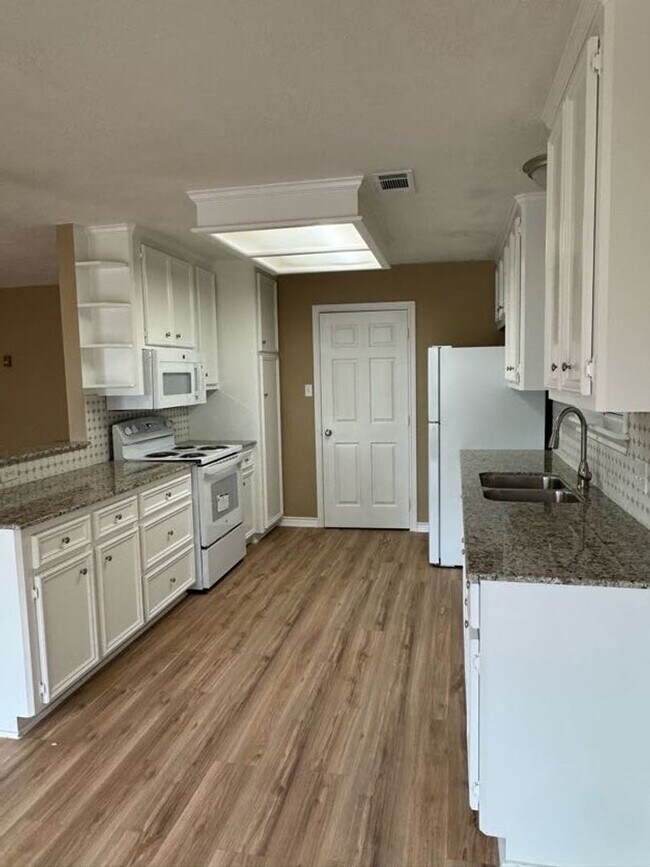 Foto del edificio - Great 3 bedroom situated next to Blinn's p...