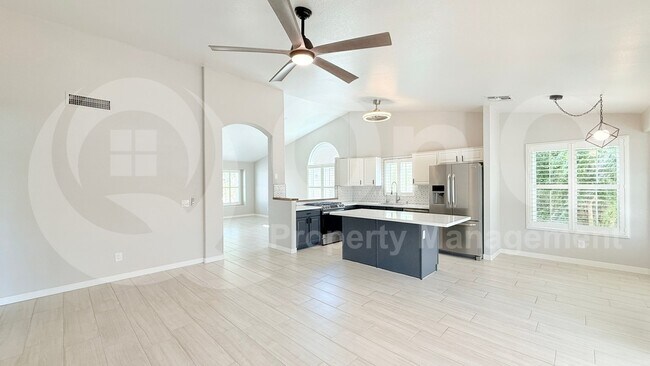 Building Photo - 1123 E Betsy Ln