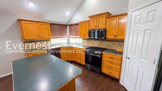 Foto del edificio - 5 Bed, 3 Bath Home with Fenced Yard & Garage / Pet-Friendly / Available Now!