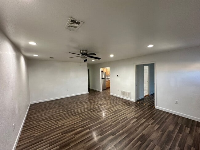 Building Photo - 3 Bed 3 Bath Townhouse