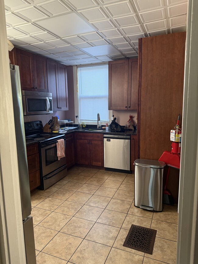 Cocina, con refrigerador de tamaño completo. - 2118 Hudson Ave