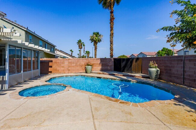 Foto del edificio - West Vegas Pool Home With First Floor Bed ...