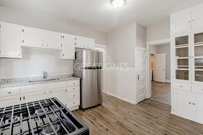 Foto del edificio - 8017 Acorn Ave