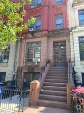 Building Photo - 154 Hancock St