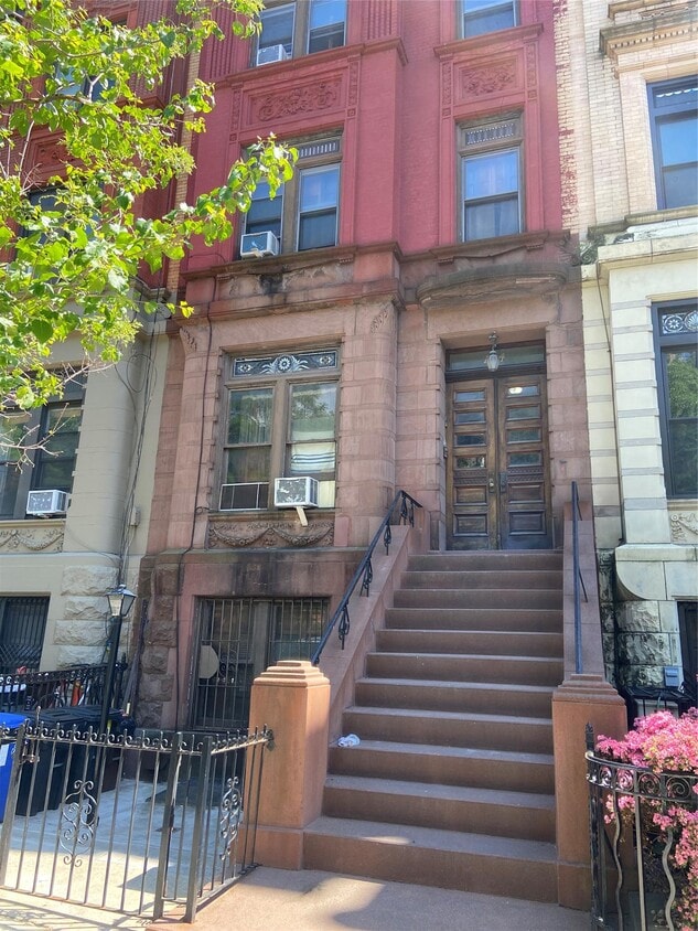 Primary Photo - 154 Hancock St