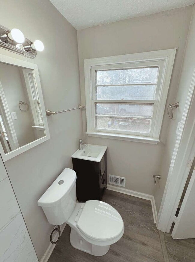 Building Photo - 2069 County Line Rd SW