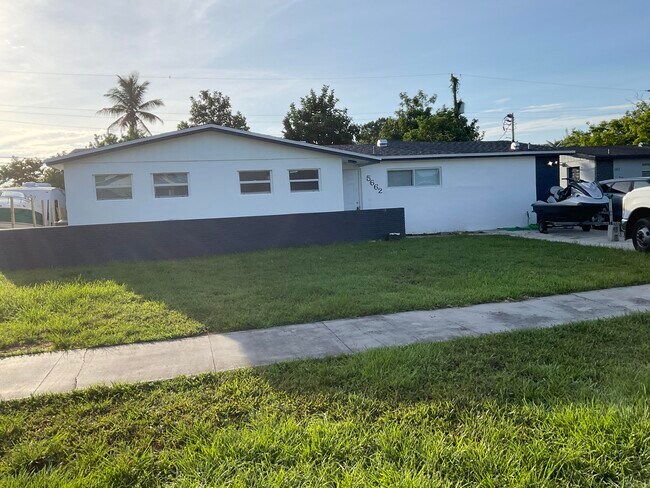 Building Photo - 5662 Parke Ave