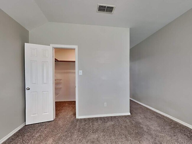 Foto del edificio - 1043 Springhill Dr