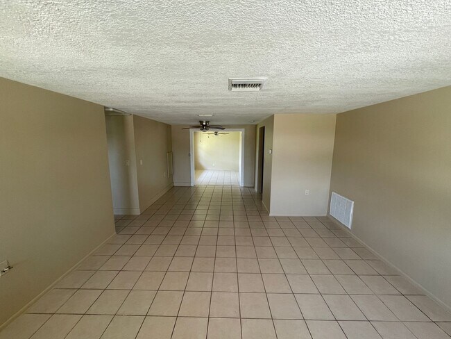 Foto del edificio - Cozy 3-Bedroom Home on a Corner Lot in Hol...