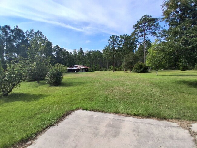 Building Photo - Secluded 3 Bedroom 3 Bathroom Home
