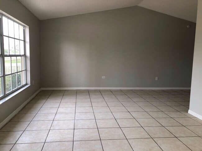 Foto del edificio - 3 Bed 2 Bath Home | Pet Friendly with Fenced Yard | Washer Dryer Hook Ups | Section 8 Welcome